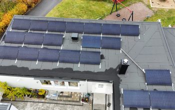 Fågelvy ovanför ett radhus med solceller på papptaket.