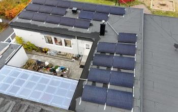 Fågelvy ovanför ett radhus med solceller på papptaket.