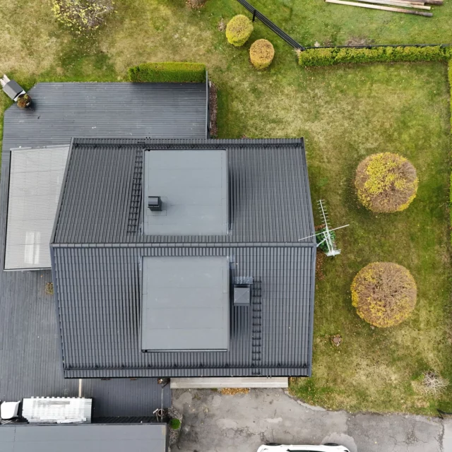 I detta projekt har vi genomfört en omfattande renovering av taket, inklusive asbestsanering både på takmaterialet och tätskikten under. För att säkerställa hållbarhet och säkerhet lades ny råspont, följt av montering av betongpannor som ger taket ett modernt och stilrent utseende. På takkuporna har vi lagt ny ytpapp för extra väderskydd. Ett komplett och professionellt utfört arbete som kombinerar både funktion och estetik.

#svevitak #takomläggning #tak #Stockholm #Solceller #takfönster #takbyte #plåtslagare #takläggare #nytttak #solenergi #hållbarframtid 
#takarbete #arbete #takläggning #nöjdakunder #plåtjobb #takvård #roof
#renoveringsprojekt #takläggarestockholm #takrenovering #plåtslageri #byggföretag #ytpapp #svetsaytpapp #BRF #FörnybarEnergi #Kvalitet #Byggprojekt