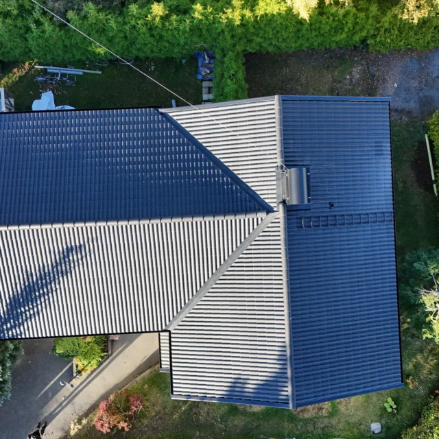 ✨ Nytt tak – Nya möjligheter! ✨
Vi har precis lagt om detta tak med snygga och hållbara betongpannor som ger ett modernt och stilrent intryck. Dessutom har vi bytt ut alla plåtdetaljer för att säkerställa både funktion och estetik. 

Ett takbyte handlar inte bara om utseende, utan även om trygghet och skydd för ditt hem under många år framöver. Är du också sugen på att förnya ditt tak? Kontakta oss för en kostnadsfri offert!

#svevitak #takomläggning #tak #Stockholm #Solceller #takfönster #takbyte #plåtslagare #takläggare #nytttak #solenergi #hållbarframtid 
#takarbete #arbete #takläggning #nöjdakunder #plåtjobb #takvård #roof
#renoveringsprojekt #takläggarestockholm #takrenovering #plåtslageri #byggföretag #ytpapp #svetsaytpapp #BRF #FörnybarEnergi #Kvalitet #Byggprojekt