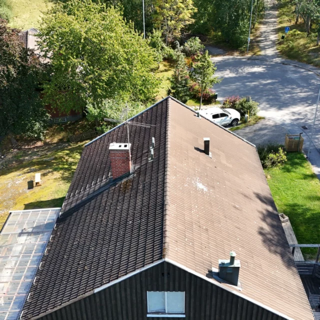 Nytt tak med hållbara betongpannor och anpassade lösningar för att möta kundens önskemål. Vi har även byggt ut taket med nytt takutsprång och bytt ut vissa plåtdetaljer, samtidigt som vi behöll kundens koppar venthuvar för att bibehålla den ursprungliga karaktären. Ett projekt där kvalitet och kundens behov stod i fokus.

Trevlig Helg.

#svevitak #takomläggning #tak #Stockholm #Solceller #takfönster #takbyte #plåtslagare #takläggare #nytttak #solenergi #hållbarframtid 
#takarbete #arbete #takläggning #nöjdakunder #plåtjobb #takvård #roof
#renoveringsprojekt #takläggarestockholm #takrenovering #plåtslageri #byggföretag #ytpapp #svetsaytpapp #BRF #FörnybarEnergi #Kvalitet #byggprojekt