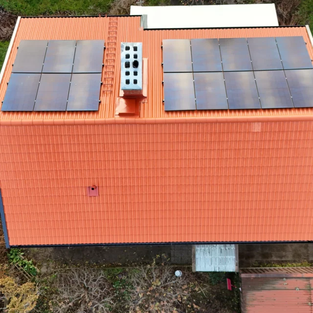 Vi har nyligen avslutat ett projekt där vi lagt om taket med nya betongpannor och bytt ut samtliga plåtdetaljer för ett hållbart och stilrent resultat. Vår samarbetspartner Stockholm Solenergi har dessutom installerat solpaneler för att ge fastigheten en effektiv och miljövänlig energilösning. Ett modernt och hållbart tak som kombinerar estetik och funktion!

Trevlig helg!

#svevitak #takomläggning #tak #Stockholm #Solceller #takfönster #takbyte #plåtslagare #takläggare #nytttak #solenergi #hållbarframtid 
#takarbete #arbete #takläggning #nöjdakunder #plåtjobb #takvård #roof
#renoveringsprojekt #takläggarestockholm #takrenovering #plåtslageri #byggföretag #ytpapp #svetsaytpapp #BRF #FörnybarEnergi #Kvalitet #byggprojekt