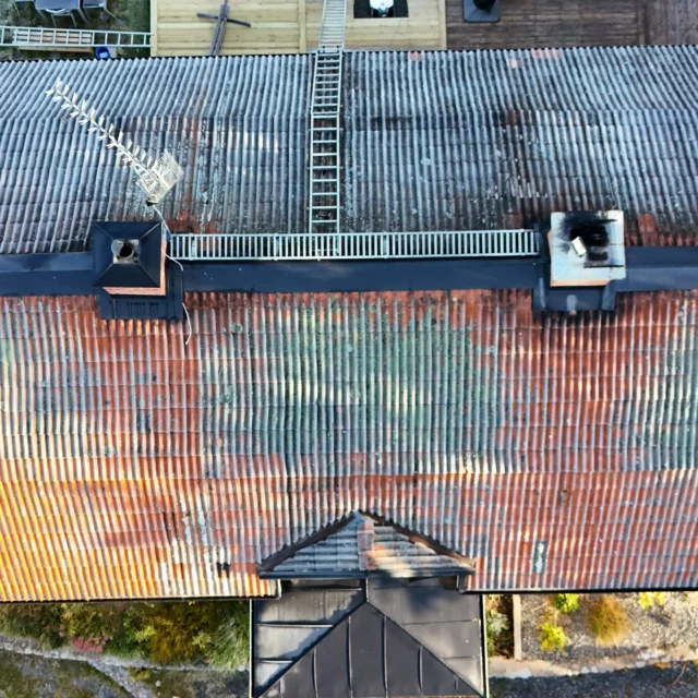 Säsongen för takomläggning har i år fått en tidigare start tack vare att snön uteblivit. De mildare förhållandena har gett oss möjlighet att snabbt komma igång med våra projekt och leverera högkvalitativa lösningar utan att behöva vänta på bättre väder. Vi ser fram emot en produktiv säsong med många spännande uppdrag.

Vi hade nyligen äran att arbeta med detta vackra hus från 1800-talet, där vi genomförde en takomläggning med stor omsorg och respekt för byggnadens historia. Att bevara husets ursprungliga charm samtidigt som vi säkerställer hållbarhet och funktion för framtiden är något vi alltid strävar efter. Ett projekt där tradition möter kvalitet och noggrannhet i varje detalj.

#svevitak #takomläggning #tak #Stockholm #Solceller #takfönster #takbyte #plåtslagare #takläggare #nytttak #solenergi #hållbarframtid 
#takarbete #arbete #takläggning #nöjdakunder #plåtjobb #takvård #roof
#renoveringsprojekt #takläggarestockholm #takrenovering #plåtslageri #byggföretag #ytpapp #svetsaytpapp #BRF #FörnybarEnergi #Kvalitet #byggprojekt