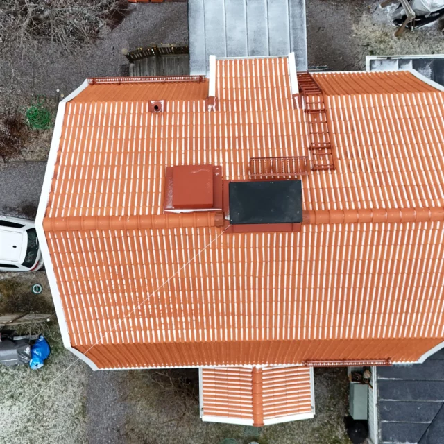 Nyligen färdigställde vi en takomläggning där vi ersatte de gamla betongpannorna med nya tegelpannor. För ökad säkerhet och hållbarhet installerade vi även ny taksäkerhet, bytte samtliga plåtdetaljer och monterade en ny taklucka. Resultatet är ett modernt och långsiktigt skydd för huset, samtidigt som det bevarar en klassisk och tidlös känsla.

#svevitak #takomläggning #tak #Stockholm #Solceller #takfönster #takbyte #plåtslagare #takläggare #nytttak #solenergi #hållbarframtid 
#takarbete #arbete #takläggning #nöjdakunder #plåtjobb #takvård #roof
#renoveringsprojekt #takläggarestockholm #takrenovering #plåtslageri #byggföretag #ytpapp #svetsaytpapp #BRF #FörnybarEnergi #Kvalitet #byggprojekt