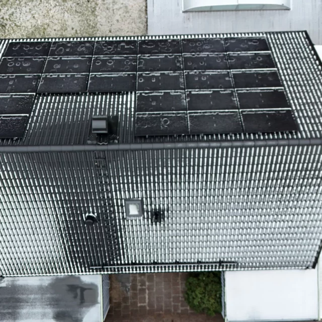 Vi har precis lagt om ett klassiskt betongpannetak! Vårt team har noggrant bytt ut de gamla pannorna mot nya, slitstarka betongpannor som både höjer husets estetik och säkerställer långvarigt skydd. Är du nyfiken på hur vi kan ge ditt tak nytt liv? Kontakta oss för mer information!

#svevitak #takomläggning #tak #Stockholm #Solceller #takfönster #takbyte #plåtslagare #takläggare #nytttak #solenergi #hållbarframtid 
#takarbete #arbete #takläggning #nöjdakunder #plåtjobb #takvård #roof
#renoveringsprojekt #takläggarestockholm #takrenovering #plåtslageri #byggföretag #ytpapp #svetsaytpapp #BRF #FörnybarEnergi #Kvalitet #Byggprojekt